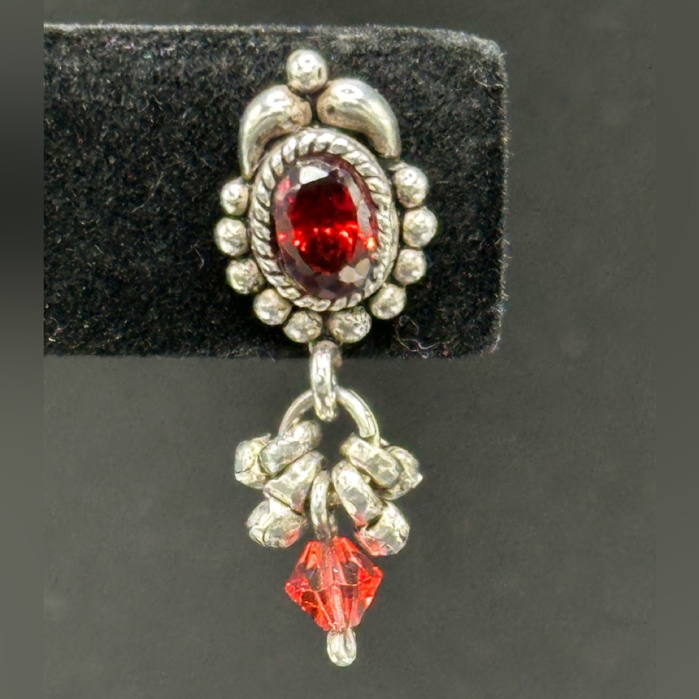 Garnet and Sterling Silver Dangling Earrings!!
Size 3/4”